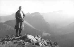 Wanda Półtawska podczas górskiej wyprawy (1965). Fot. ze zbiorów IPN