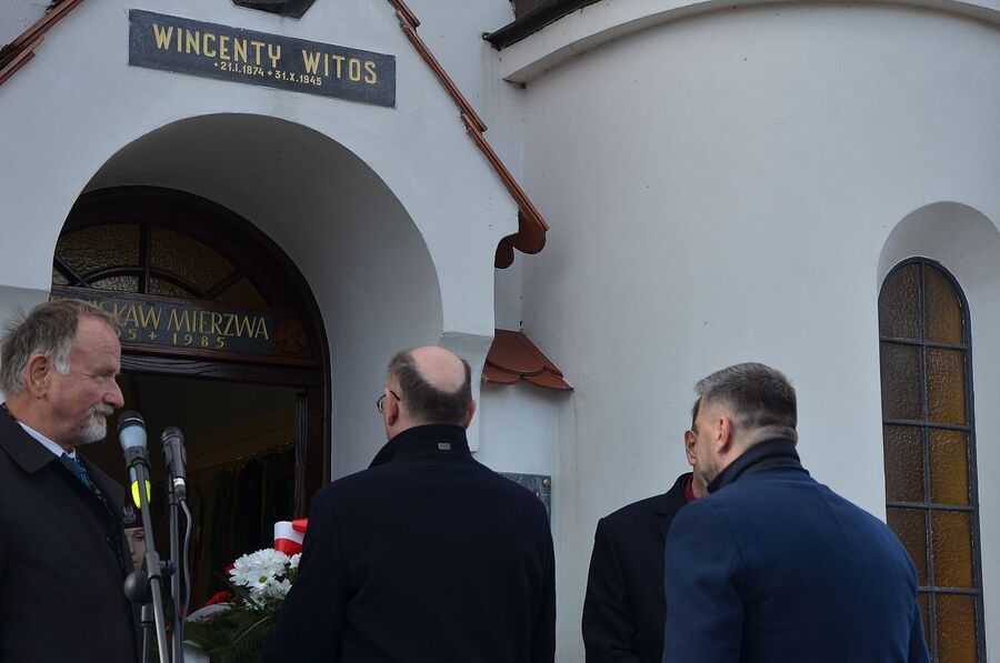 Przedstawiciele IPN na Zaduszkach Witosowych w Wierzchosławicach. Fot. Janusz Ślęzak (IPN)