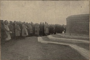 Uroczystości odsłonięcia pamiątkowego obelisku na wzgórzu Kaim, grudzień 1915 r. Fot. „Nowości Illustrowane”