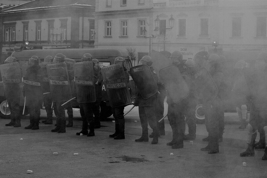 Rekonstrukcja historyczna „ZOMO znów na ulicach Bochni”. Fot. Filip Musiał (IPN)
