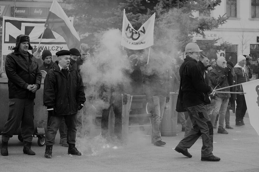 Rekonstrukcja historyczna „ZOMO znów na ulicach Bochni”. Fot. Filip Musiał (IPN)