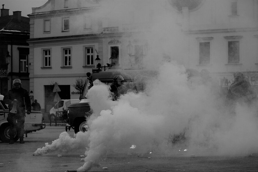 Rekonstrukcja historyczna „ZOMO znów na ulicach Bochni”. Fot. Filip Musiał (IPN)