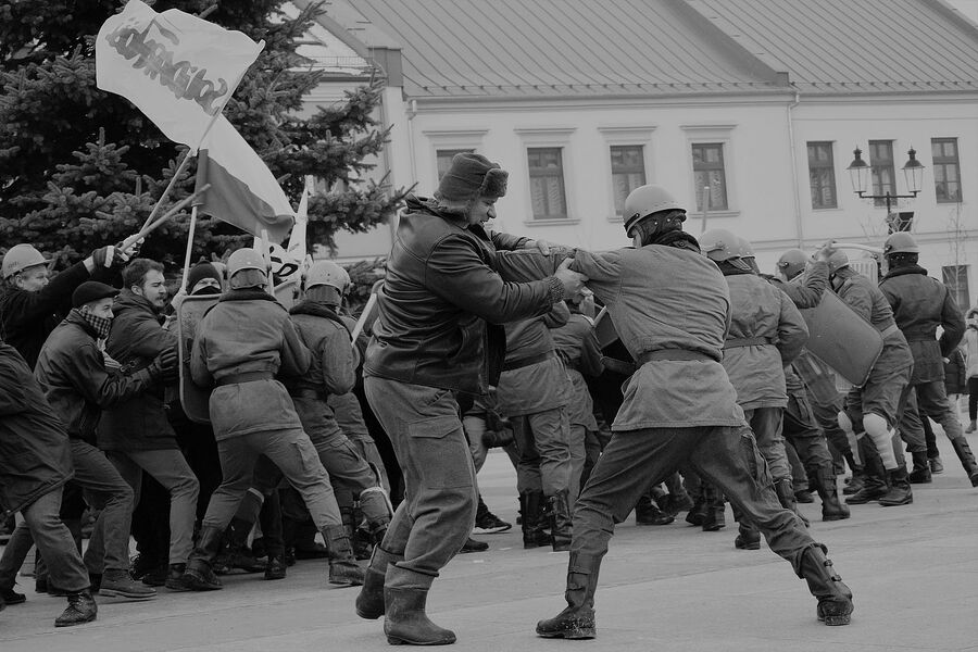 Rekonstrukcja historyczna „ZOMO znów na ulicach Bochni”. Fot. Filip Musiał (IPN)