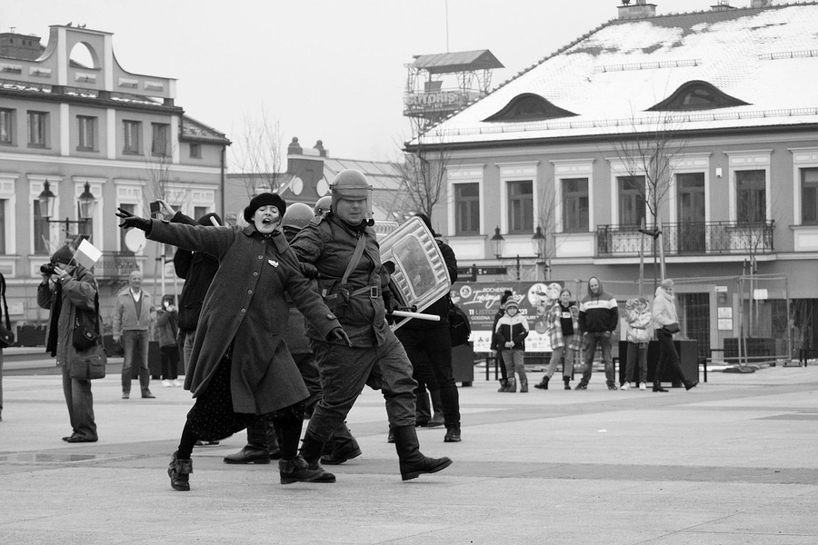 Rekonstrukcja historyczna „ZOMO znów na ulicach Bochni”. Fot. Filip Musiał (IPN)