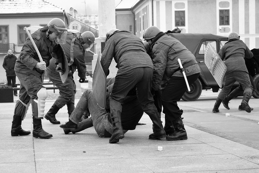 Rekonstrukcja historyczna „ZOMO znów na ulicach Bochni”. Fot. Filip Musiał (IPN)