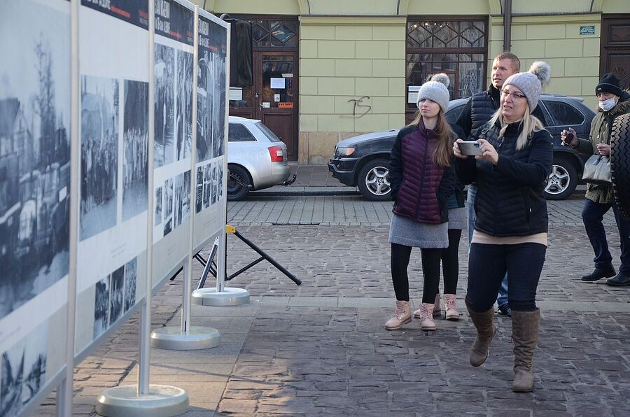 Rocznicowe przedsięwzięcia na Małym Rynku w Krakowie. Fot. Janusz Ślęzak (IPN)