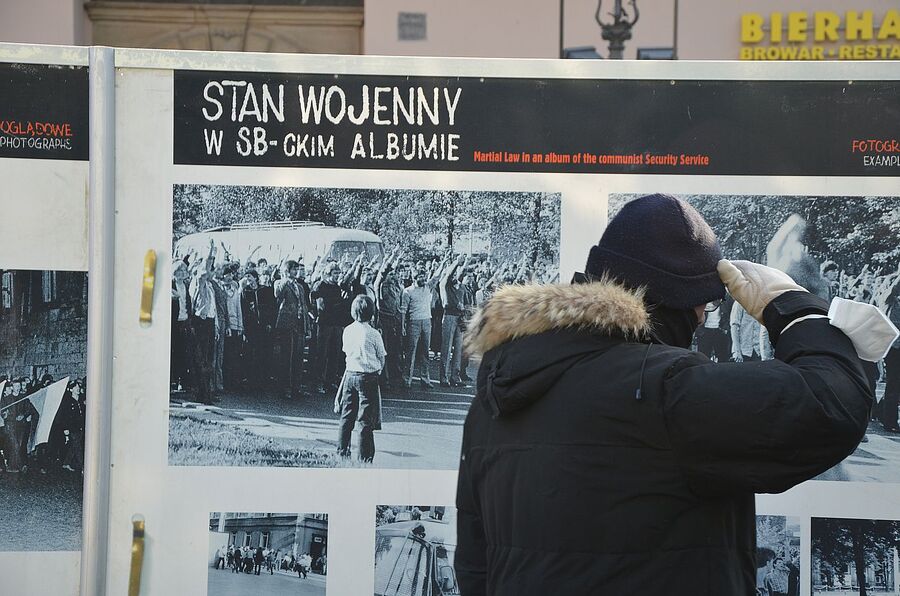 Rocznicowe przedsięwzięcia na Małym Rynku w Krakowie. Fot. Janusz Ślęzak (IPN)