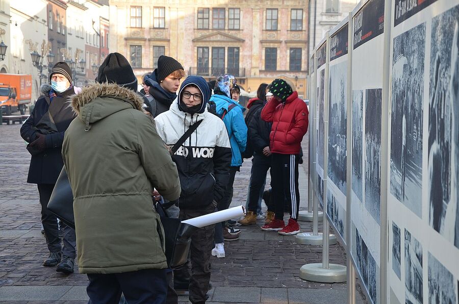 Rocznicowe przedsięwzięcia na Małym Rynku w Krakowie. Fot. Janusz Ślęzak (IPN)