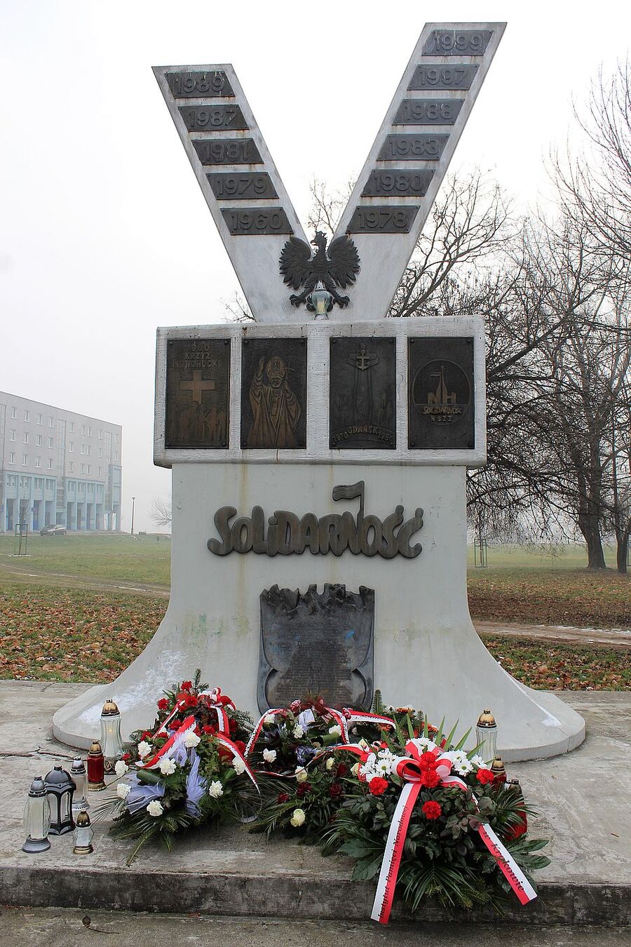 Pod pomnikiem w Nowej Hucie. Fot. IPN