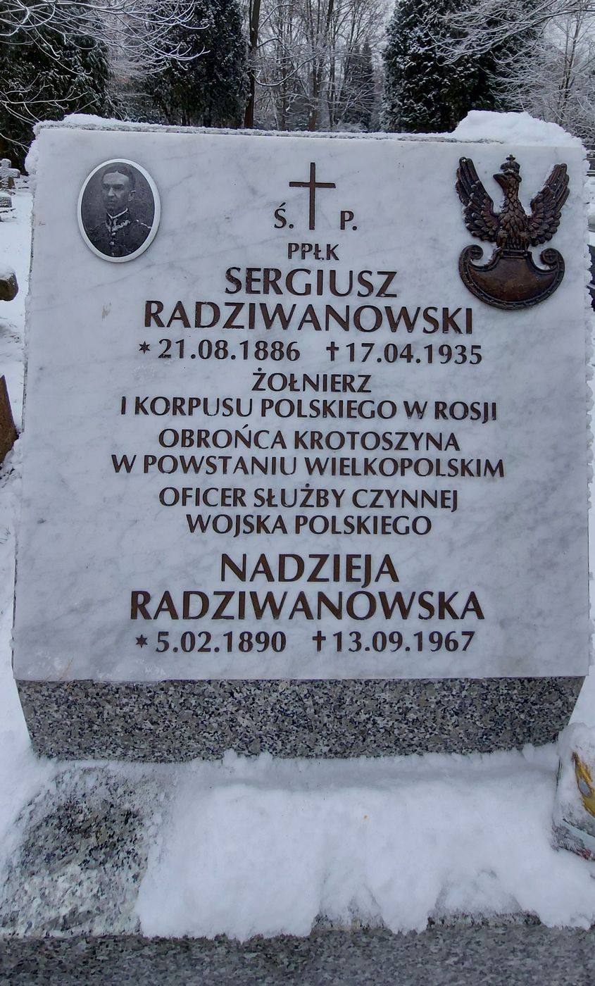 Znicze na grobie ppłk. Radziwanowskiego, powstańca wielkopolskiego. Fot. IPN