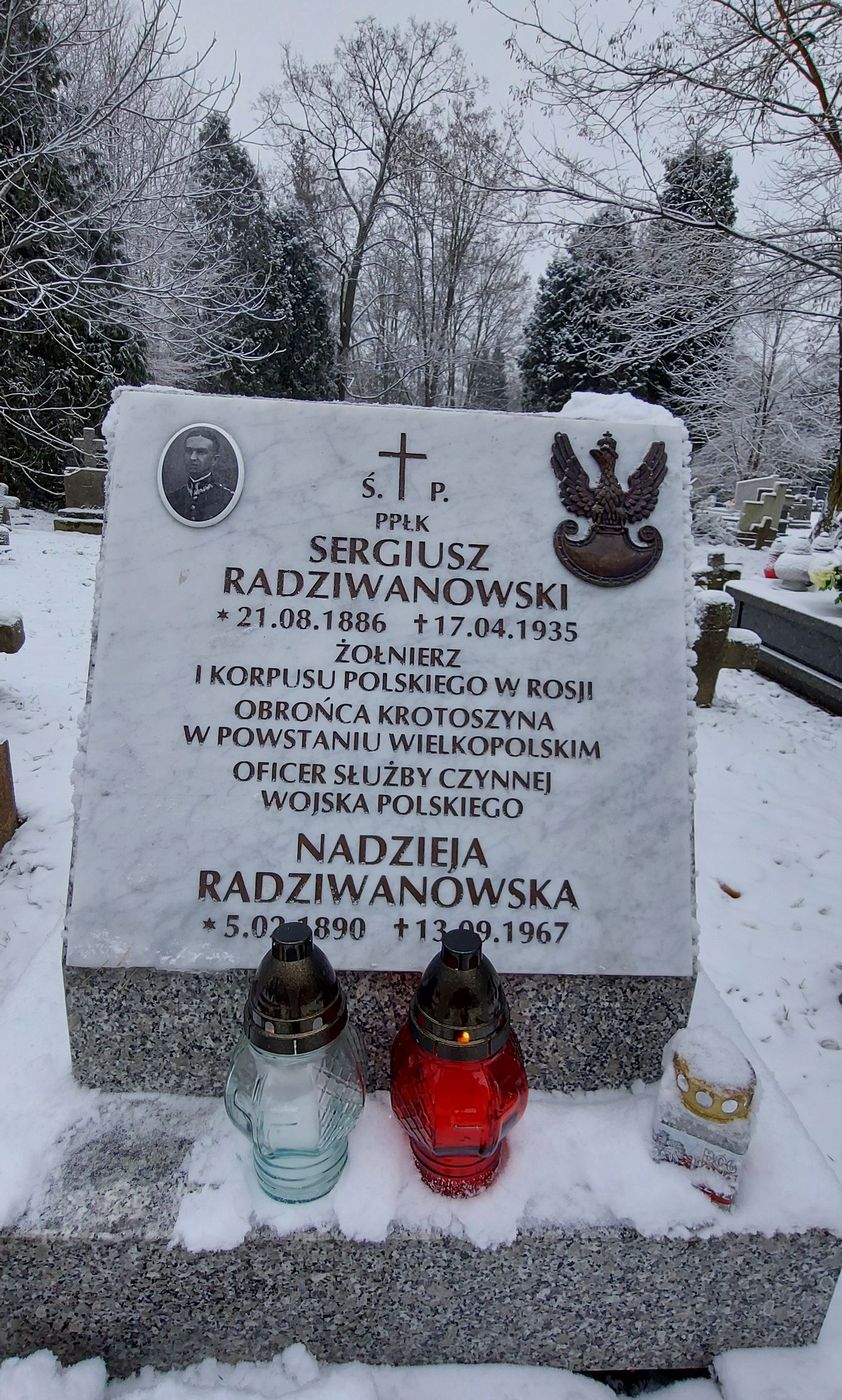 Znicze na grobie ppłk. Radziwanowskiego, powstańca wielkopolskiego. Fot. IPN