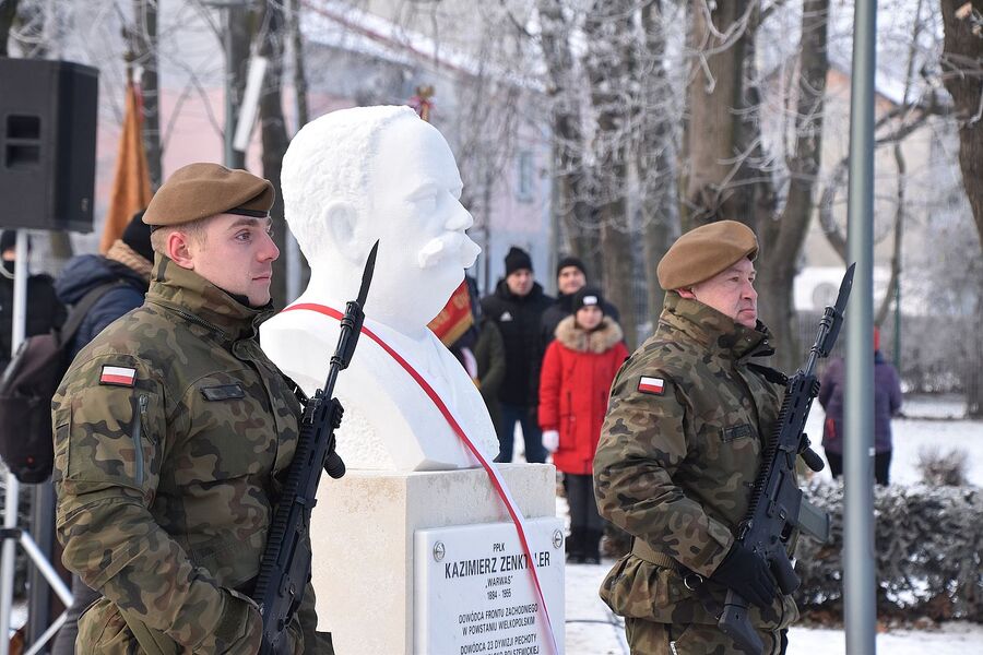 W Jędrzejowie odsłonięto popiersie ppłk. Zenktelera. Fot. IPN