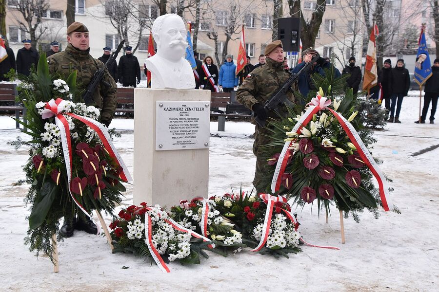 W Jędrzejowie odsłonięto popiersie ppłk. Zenktelera. Fot. IPN