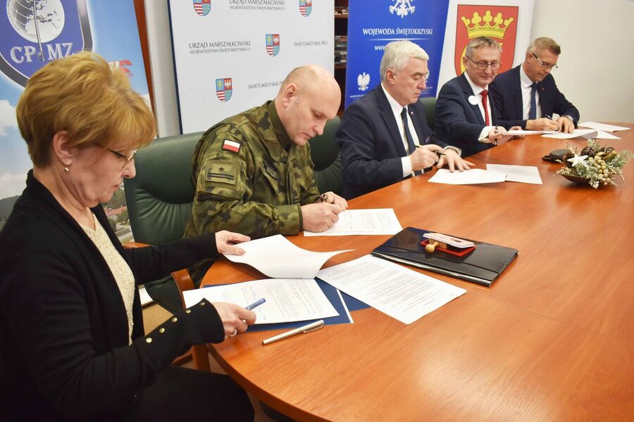 Podpisanie porozumienia w sprawie organizacji świąt państwowych i uroczystości rocznicowych w Kielcach. Fot. Katarzyna Pronobis (IPN)