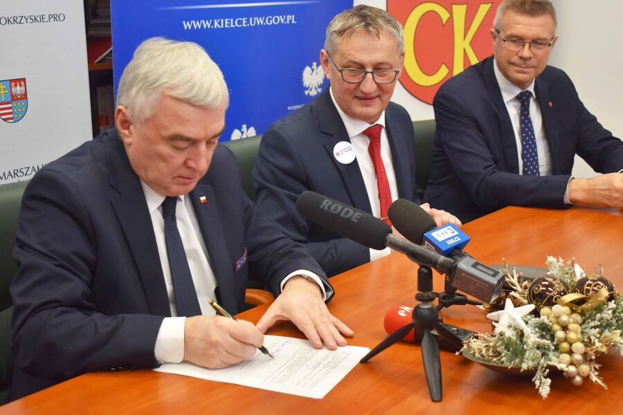 Podpisanie porozumienia w sprawie organizacji świąt państwowych i uroczystości rocznicowych w Kielcach. Fot. Katarzyna Pronobis (IPN)