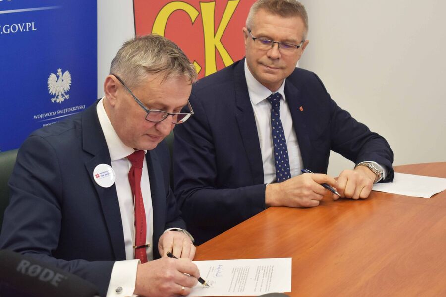 Podpisanie porozumienia w sprawie organizacji świąt państwowych i uroczystości rocznicowych w Kielcach. Fot. Katarzyna Pronobis (IPN)