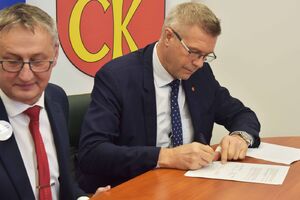Podpisanie porozumienia w sprawie organizacji świąt państwowych i uroczystości rocznicowych w Kielcach. Fot. Katarzyna Pronobis (IPN)