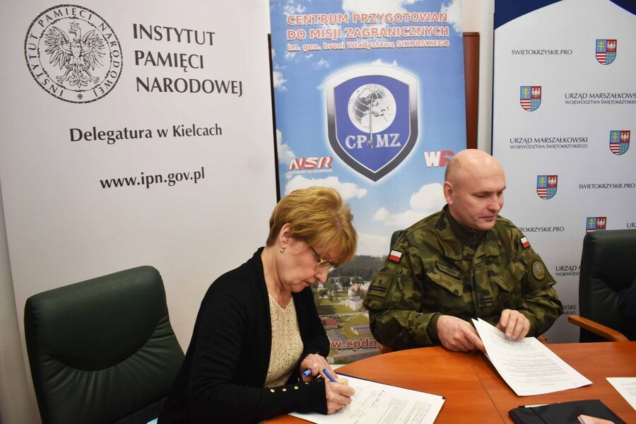 Podpisanie porozumienia w sprawie organizacji świąt państwowych i uroczystości rocznicowych w Kielcach. Fot. Katarzyna Pronobis (IPN)