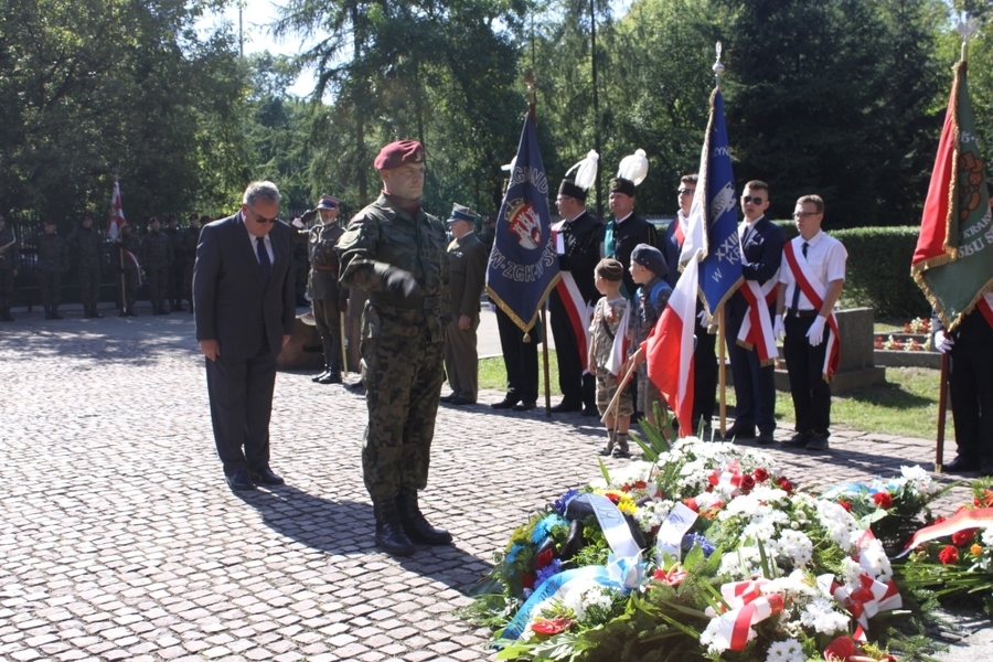 Wicedyrektor OIPN w Krakowie Jan Baster składa kwiaty pod pomnikiem Armii "Kraków"