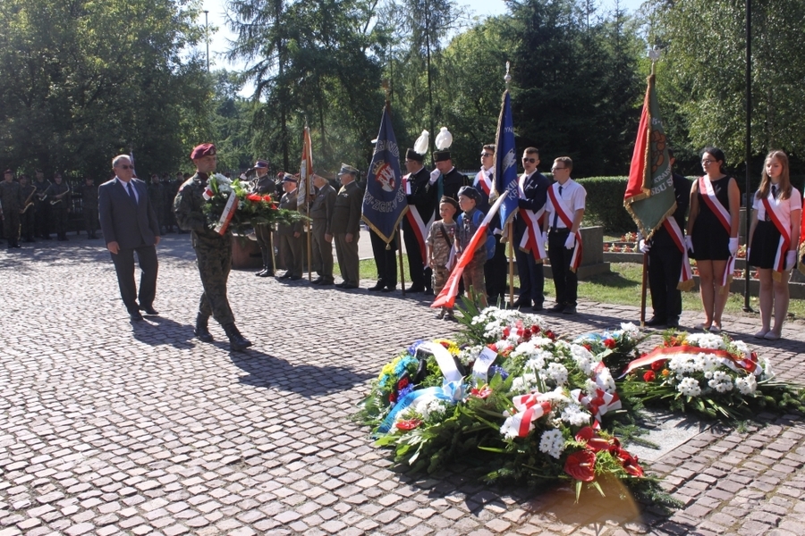 Uroczyste obchody 77. rocznicy wybuchu II wojny światowej oraz Dnia Weterana w Krakowie, pod pomnikiem Armii Kraków na Cmentarzu Rakowickim
