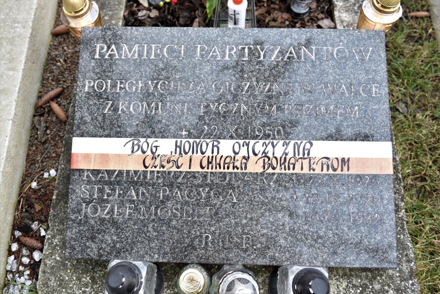 Złożylilśmy hołd „Mścicielowi” i innym żołnierzom podziemia niepodległościowego. Fot. Żaneta Wierzgacz (IPN)