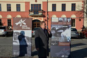 Prezentacja wystawy o AK na Rynku w Olkuszu
