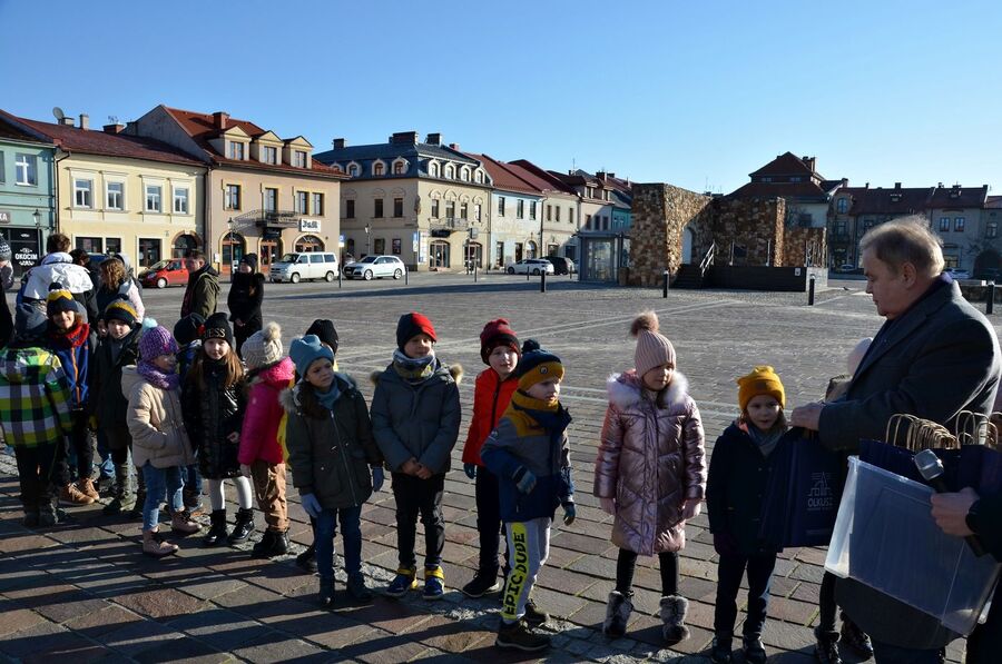 Prezentacja wystawy o AK na Rynku w Olkuszu