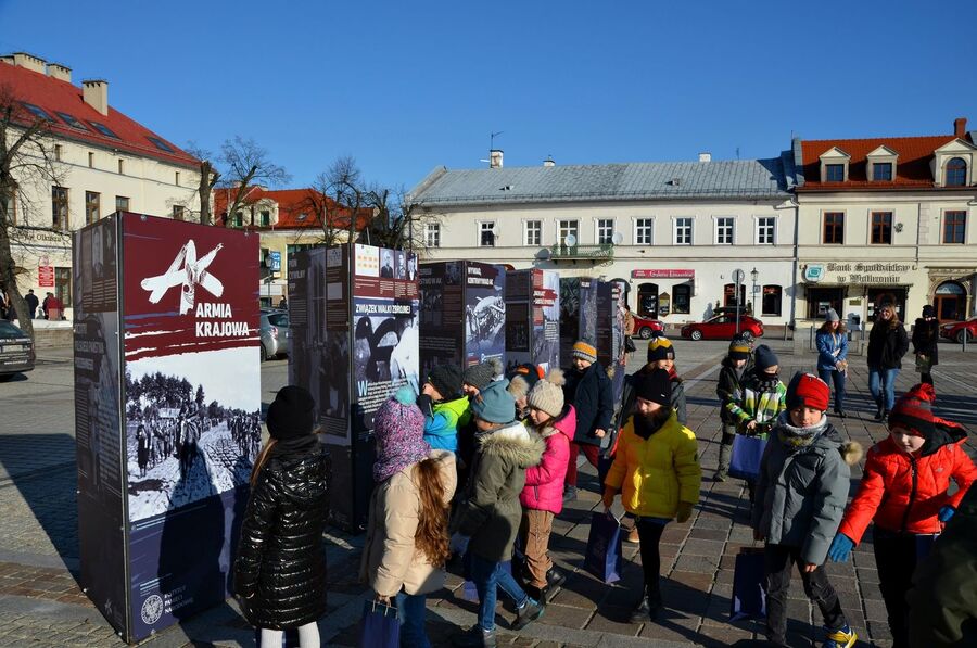Prezentacja wystawy o AK na Rynku w Olkuszu