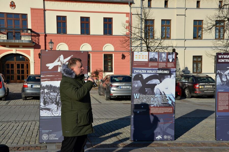 Prezentacja wystawy o AK na Rynku w Olkuszu