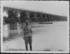 Roman Stachański na tle budowanego mostu drogowego nad Niemnem w Bielicy