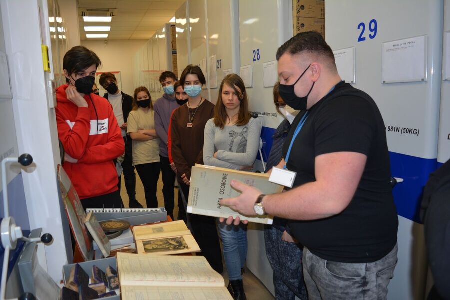 Lekcja archiwalna w Delegaturze IPN w Kielcach. Fot. IPN