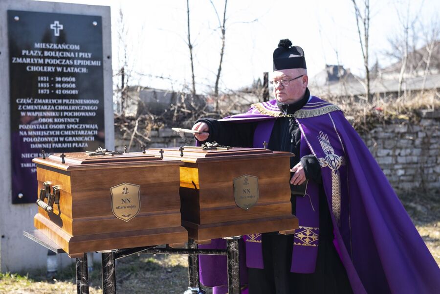 Płaza. Pogrzeb nieznanych ofiar II wojny światowej. Fot. Agnieszka Masłowska (IPN)
