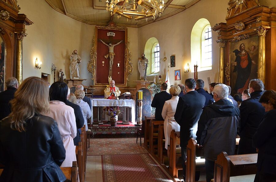 Miechów. Uroczystość odsłonięcia pomnika rodziny Baranków, zamordowanych przez Niemców za ukrywanie Żydów. Fot. Janusz Ślęzak (IPN)