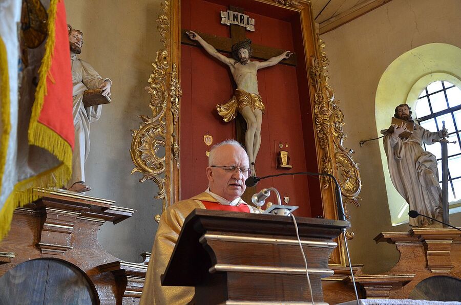 Miechów. Uroczystość odsłonięcia pomnika rodziny Baranków, zamordowanych przez Niemców za ukrywanie Żydów. Fot. Janusz Ślęzak (IPN)