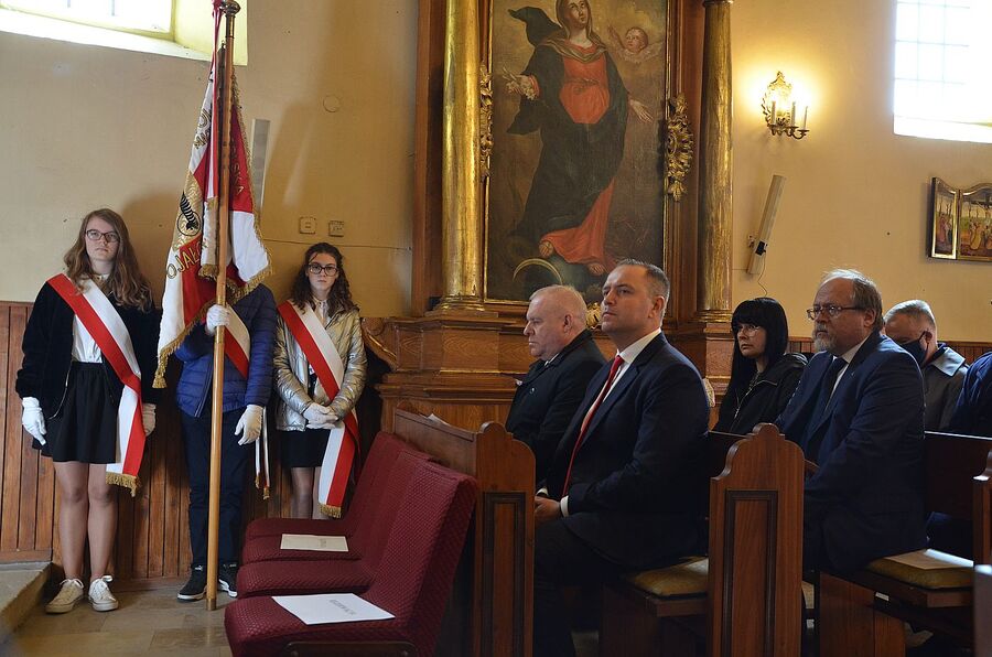 Miechów. Uroczystość odsłonięcia pomnika rodziny Baranków, zamordowanych przez Niemców za ukrywanie Żydów. Fot. Janusz Ślęzak (IPN)