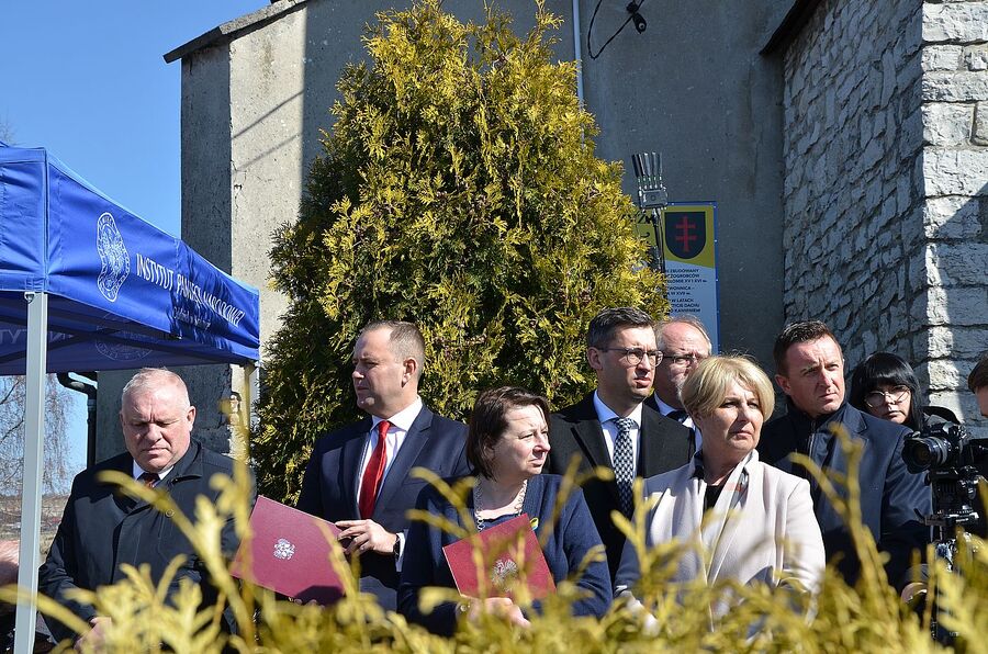 Miechów. Uroczystość odsłonięcia pomnika rodziny Baranków, zamordowanych przez Niemców za ukrywanie Żydów. Fot. Janusz Ślęzak (IPN)