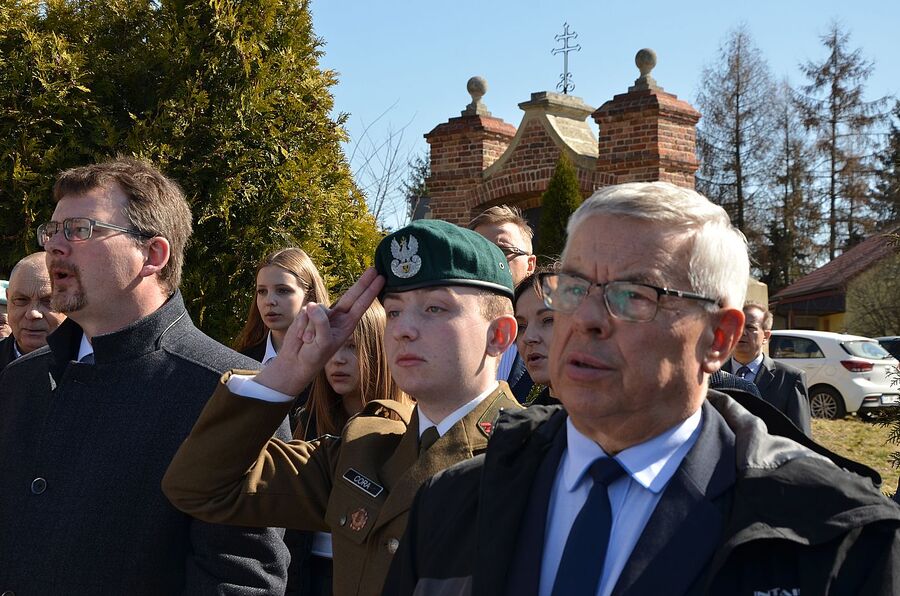 Miechów. Uroczystość odsłonięcia pomnika rodziny Baranków, zamordowanych przez Niemców za ukrywanie Żydów. Fot. Janusz Ślęzak (IPN)