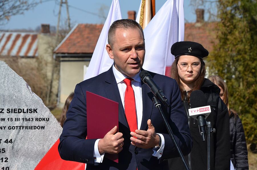 Miechów. Uroczystość odsłonięcia pomnika rodziny Baranków, zamordowanych przez Niemców za ukrywanie Żydów. Fot. Janusz Ślęzak (IPN)