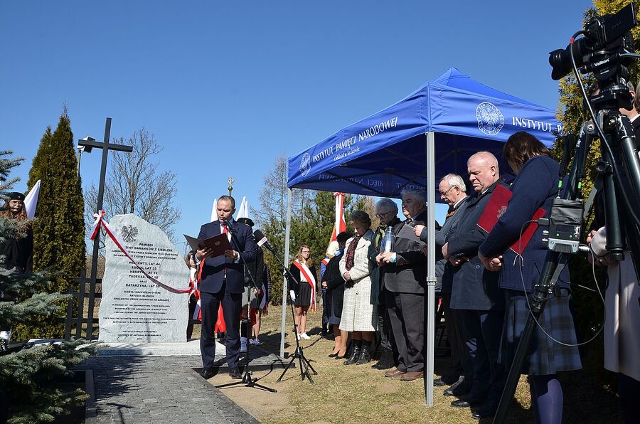 Miechów. Uroczystość odsłonięcia pomnika rodziny Baranków, zamordowanych przez Niemców za ukrywanie Żydów. Fot. Janusz Ślęzak (IPN)