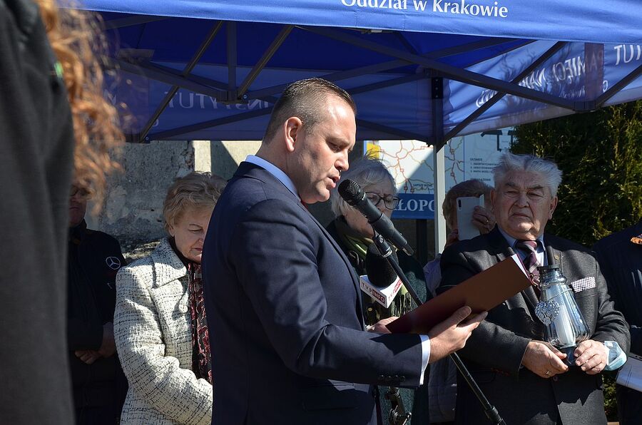 Miechów. Uroczystość odsłonięcia pomnika rodziny Baranków, zamordowanych przez Niemców za ukrywanie Żydów. Fot. Janusz Ślęzak (IPN)