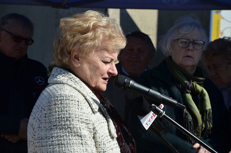 Miechów. Uroczystość odsłonięcia pomnika rodziny Baranków, zamordowanych przez Niemców za ukrywanie Żydów. Fot. Janusz Ślęzak (IPN)