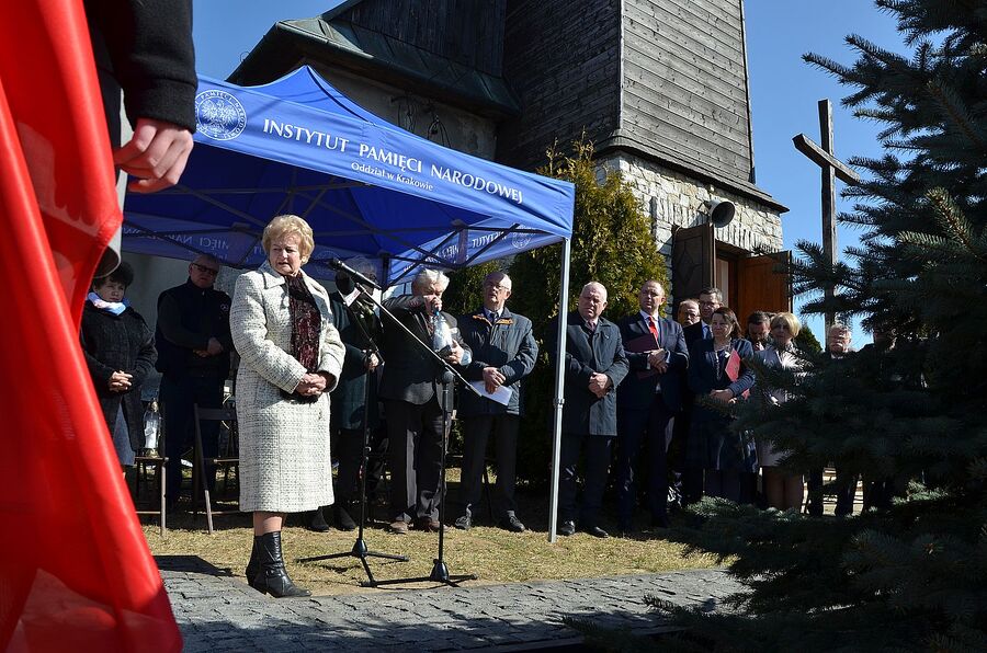 Miechów. Uroczystość odsłonięcia pomnika rodziny Baranków, zamordowanych przez Niemców za ukrywanie Żydów. Fot. Janusz Ślęzak (IPN)