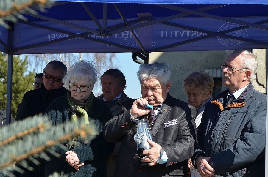 Miechów. Uroczystość odsłonięcia pomnika rodziny Baranków, zamordowanych przez Niemców za ukrywanie Żydów. Fot. Janusz Ślęzak (IPN)