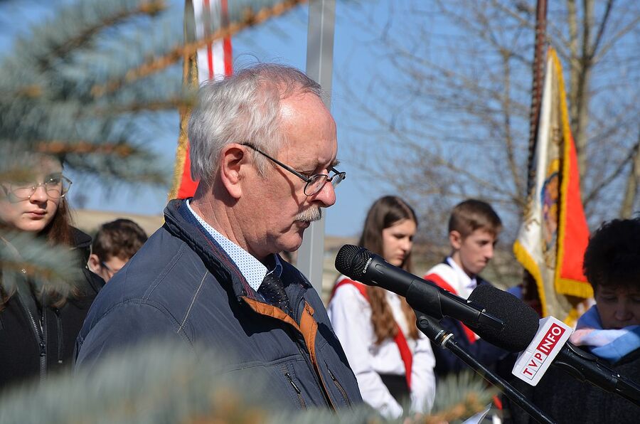 Miechów. Uroczystość odsłonięcia pomnika rodziny Baranków, zamordowanych przez Niemców za ukrywanie Żydów. Fot. Janusz Ślęzak (IPN)