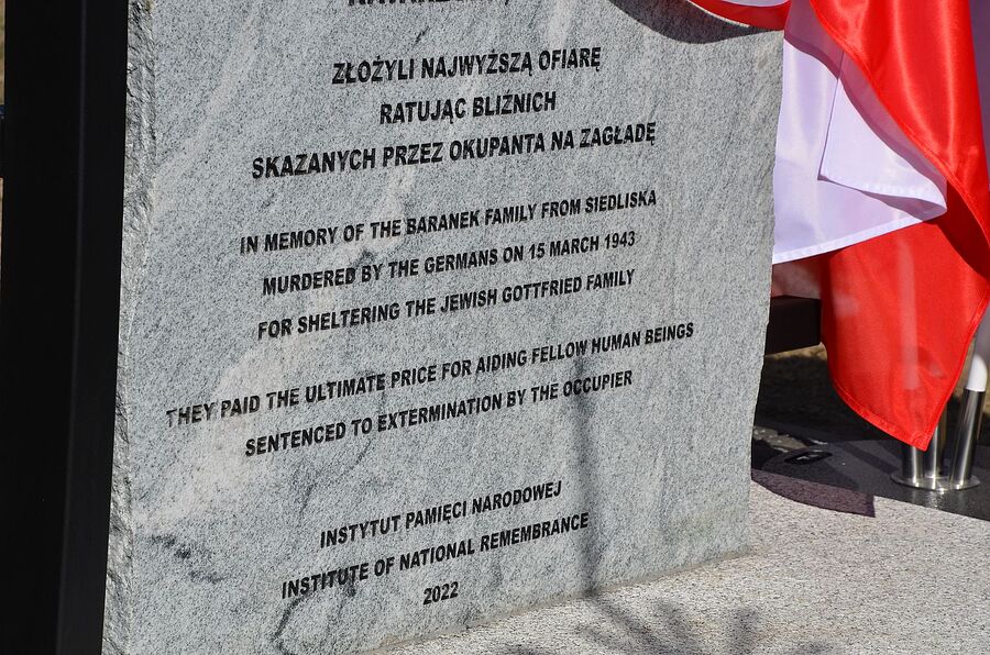 Miechów. Uroczystość odsłonięcia pomnika rodziny Baranków, zamordowanych przez Niemców za ukrywanie Żydów. Fot. Janusz Ślęzak (IPN)