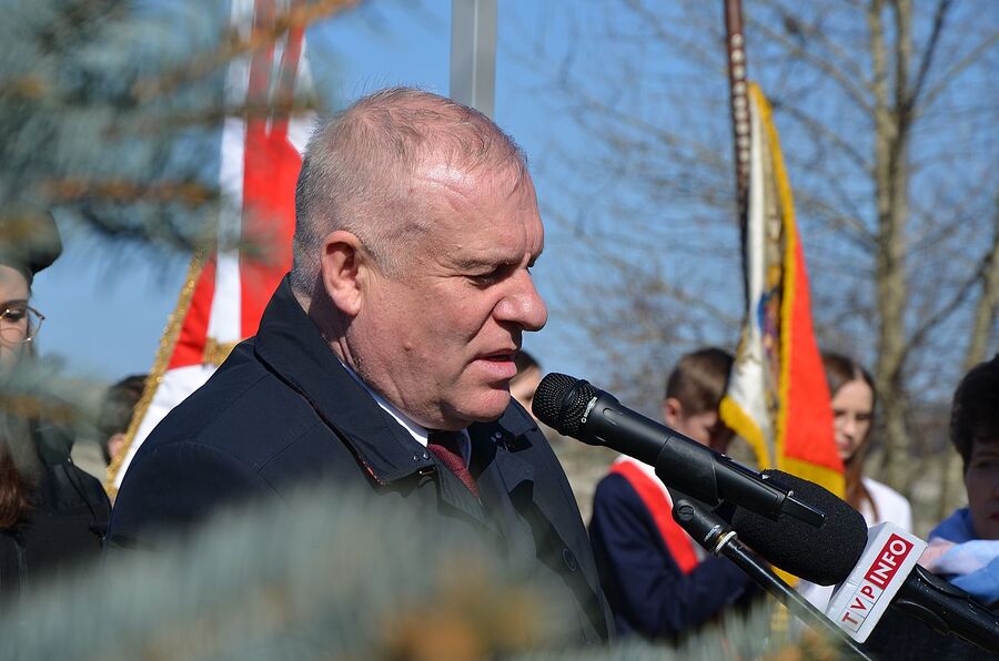 Miechów. Uroczystość odsłonięcia pomnika rodziny Baranków, zamordowanych przez Niemców za ukrywanie Żydów. Fot. Janusz Ślęzak (IPN)