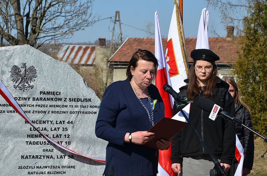 Miechów. Uroczystość odsłonięcia pomnika rodziny Baranków, zamordowanych przez Niemców za ukrywanie Żydów. Fot. Janusz Ślęzak (IPN)