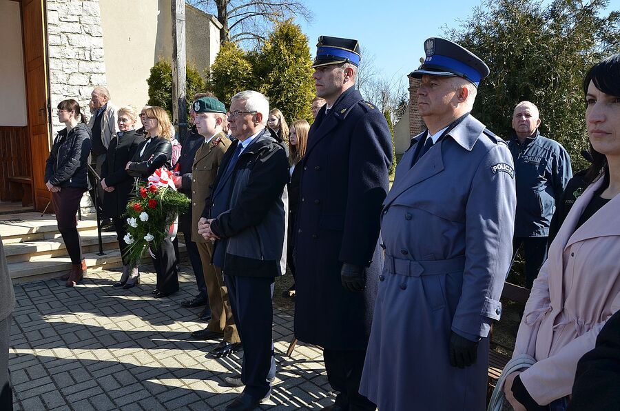 Miechów. Uroczystość odsłonięcia pomnika rodziny Baranków, zamordowanych przez Niemców za ukrywanie Żydów. Fot. Janusz Ślęzak (IPN)