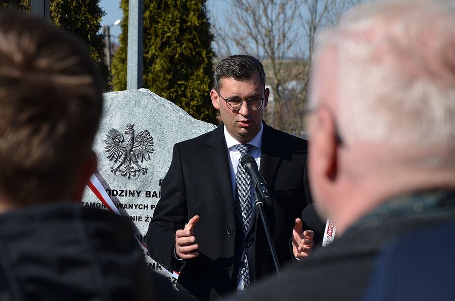 Miechów. Uroczystość odsłonięcia pomnika rodziny Baranków, zamordowanych przez Niemców za ukrywanie Żydów. Fot. Janusz Ślęzak (IPN)