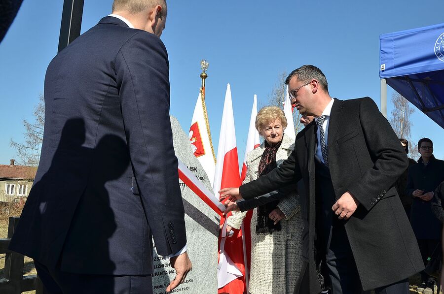 Miechów. Uroczystość odsłonięcia pomnika rodziny Baranków, zamordowanych przez Niemców za ukrywanie Żydów. Fot. Janusz Ślęzak (IPN)
